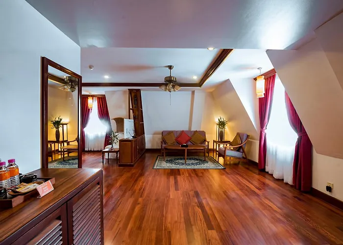 The Suite By Royal Crown Hotel