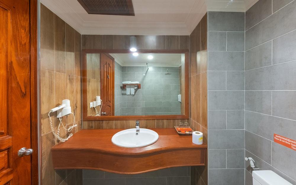 Hotel The By Royal Crown