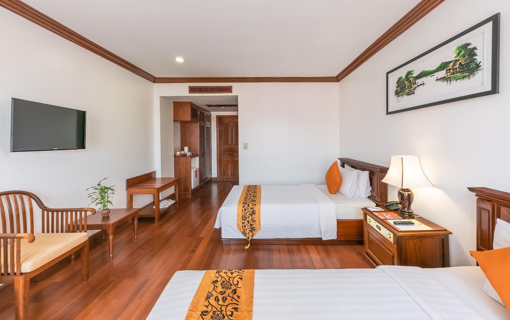 Hotel The By Royal Crown 4*