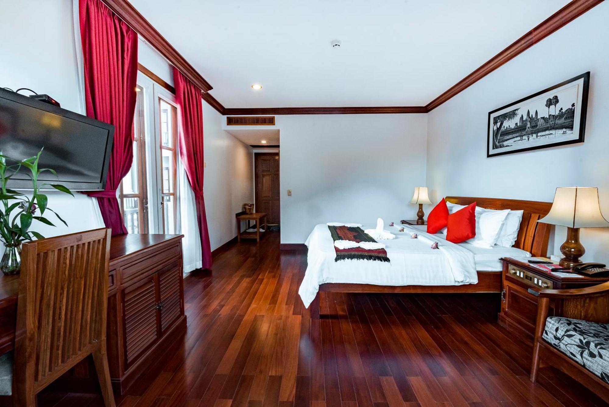 Hotel The By Royal Crown 4*