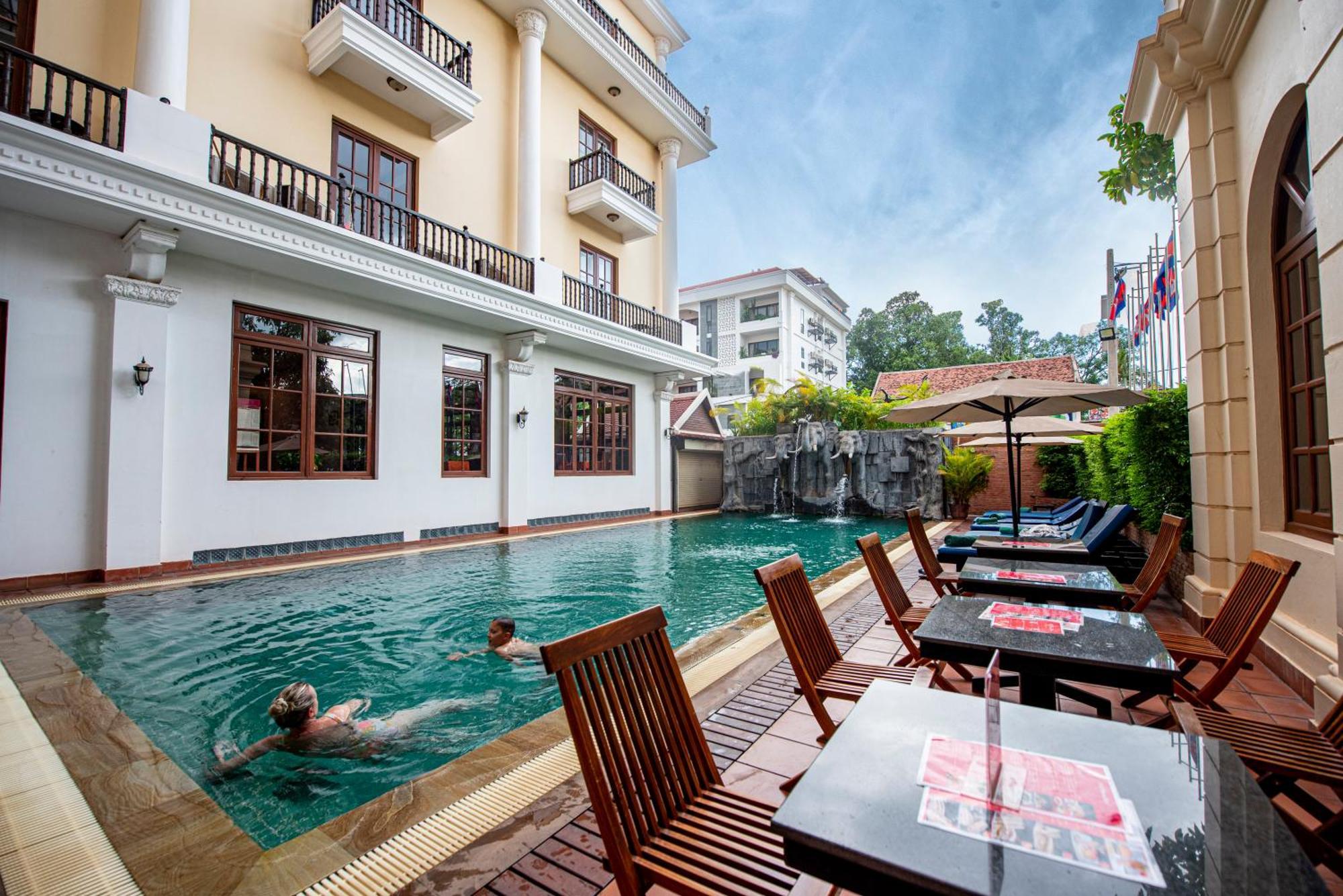 Hotel The By Royal Crown