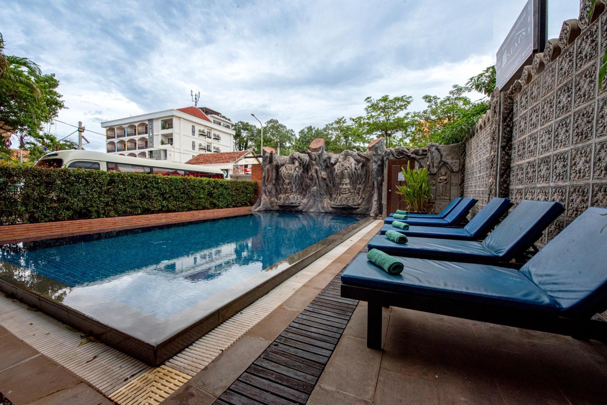 Hotel The By Royal Crown