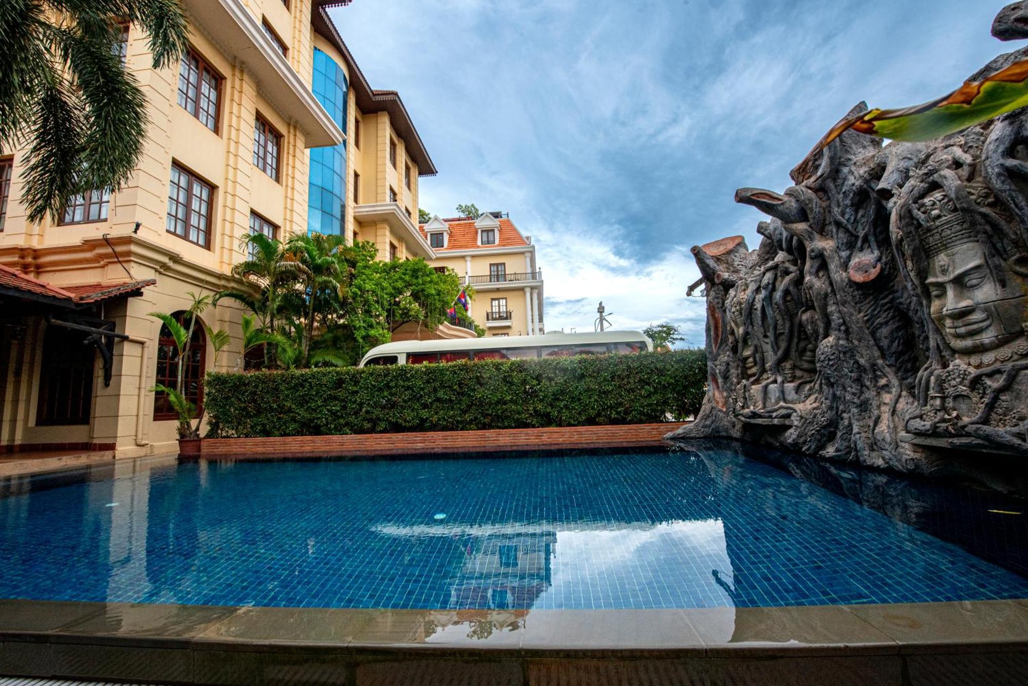 The By Royal Crown 4*