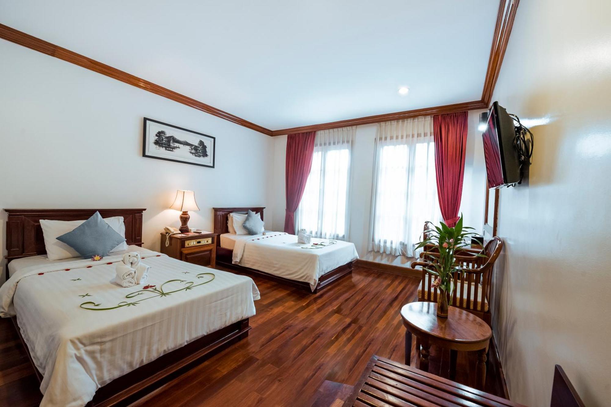 Hotel The By Royal Crown