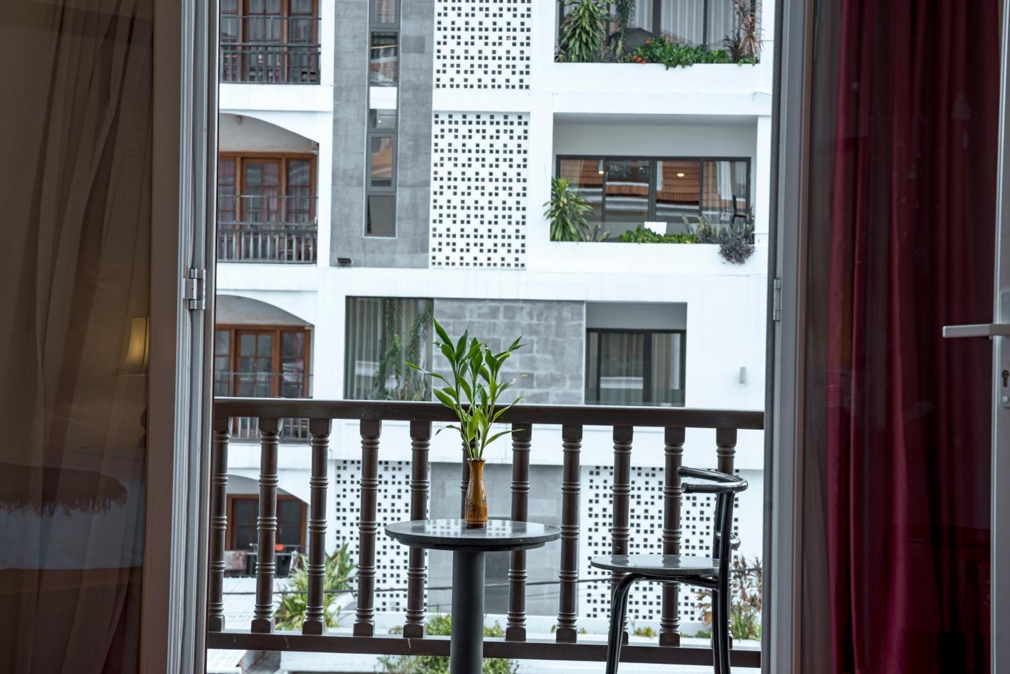 Hotel The By Royal Crown