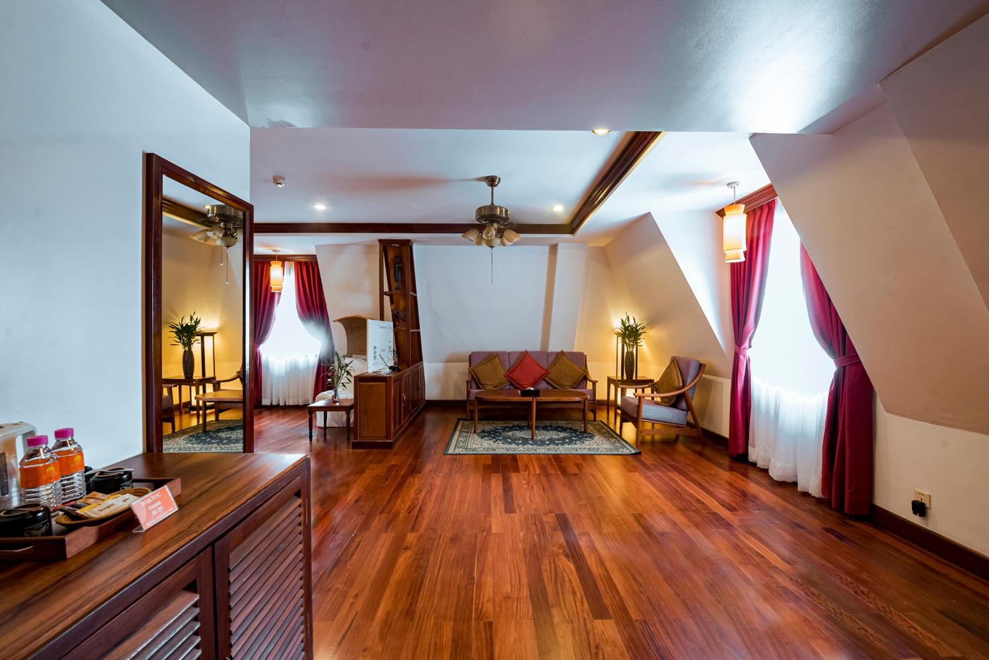 The By Royal Crown Hotel