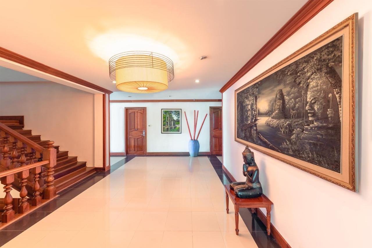 Hotel The By Royal Crown